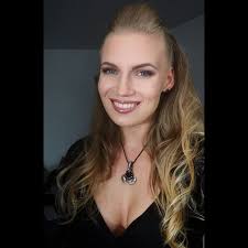 A night off before last week of work! Can't wait to relax with some wine  and food 🍷🍛😋 #saturday #dayoff #goingout #dinnertime #girlwholovesfood  #glammedup #weekend #finnishsinger #scorpio #dressedup #femalemetalsinger  #singer