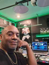 I went downtown wearing my Eagles stuff and got at least 3-4 “Go Eagles/Go  Birds!” Is anybody else counting down the days until the Super Bowl?? Go  Birds!!! 🦅