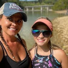 Amanda Compton's Instagram, Twitter & Facebook