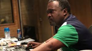 Ünlü dj paul johnson'ın sosyal medya hesabından yapılan açıklamada şu ifadelere yer verildi chicago doğumlu olan ünlü dj paul johnson, 1999 yılında yayınladığı get get down şarkısıyla bütün dünyaya kendisini duyurmuştu. Griselda Records Producer Dj Shay Dead At 48 Pitchfork