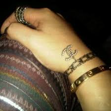 Ebenso zeigen sie dir gerne unser reichhaltiges und originelles sortiment an hochwertigem piercingschmuck. Trend Buzz Chanel Tattoo Oorpiercings Oorbellen