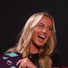 Elle Collins's Instagram, Twitter & Facebook