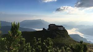 First built in 1888 and since then rebuilt and extended at a steady pace, the house is now one of the largest huts of the german alpine club. Traditionshutte Zwischen Nebelschwaden Und Staubwolken Das Watzmannhaus Berge Br De