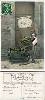 Bonne Annee Devant Une Porte Un Garcon Presente Une Corbeille Et Une Brouette Remplies De Houx Et De Gui 1907 Bonne Annee Carte Bonne Annee Carte Postale