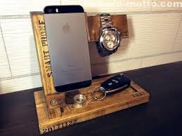 spfの端材とアガチス材を使って腕時計やスマートフォン 車の鍵などをまとめて置けるトレー付き木製スタンドを製作しました 収納だけでなくディスプレイにもなる簡単スタンドdiyです サイズの決め方からトリマーを使ったトレイの製作方法など細かくご紹介 腕時計