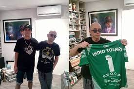 Indio presenta los fundamentalistas del aire acondicionado: La Foto Viral Del Indio Solari Con La Camiseta De Ituzaingo Gracias Por No Callarte Ni Mirar Nunca Para Otro Lado Primer Plano Online