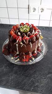 Der erdbeerkuchen mit kiwi zaubert nicht nur viel farbe auf die kuchentafel, sondern auch wunderbar süße aromen. Schoko Erdbeer Kiwi Torte Kuchen Und Torten Schoko Erdbeer Schoko