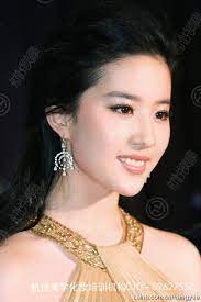 Đó là vì cô có nụ cười bị hở lợi, khóe miệng khi cười cũng không cân đối. LÆ°u Diá»‡c Phi Bá»‹ Tá»' Xáº¥u Vi Ná»¥ CÆ°á»i Há»Ÿ Lá»£i