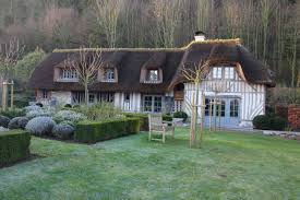 Maison En Toit De Chaume Chaumiere Maison Traditionnelle Maisons De Charme