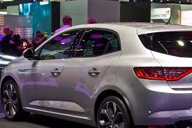 Motorul diesel este un motor cu ardere interna in care combustibilul se aprinde datorita temperaturii inalte create de comprimarea aerului necesar arderii. AnunÅ£ Important Pentru ToÅ£i Soferii Masinile Diesel Vor Fi Interzise Cand Va Intra In Vigoare Decizia