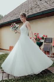 Maybe you would like to learn more about one of these? Getting Ready Hochzeitskleid Anziehen Sommerhochzeit Getting Ready Im Eigenen Garten Brautportrait Regau Vo Braut Portraits Kleid Hochzeit Sommerhochzeit