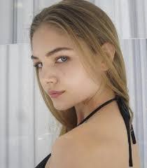 Roxanne Sanderson's Instagram, Twitter & Facebook