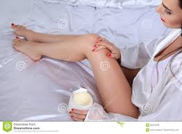 Sie wollen die entschlossenheit im bett. Attraktive Frau Im Bett Mit Sahne In Den Handen Stockbild Bild Von Leute Zutreffen 86442059