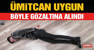 O gece evin yakınındaki arabadan. Mgqryabdnpiq M