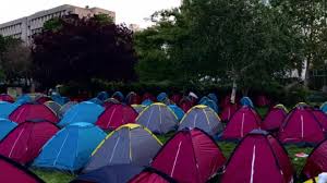 En france, nombreuses sont les associations qui viennent en aide aux migrants, réfugiés et demandeurs d'asile. Paris Plusieurs Centaines De Migrants Installes Pres Du Canal Saint Martin