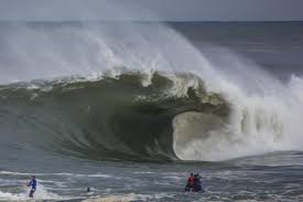 In an ideal square wave, the transitions between minimum and maximum are instantaneous. Square Surfing Pictures
