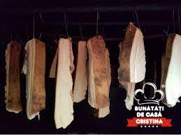 Carne de porc mangalica,slanima de porc,sare,boia de ardei iute,condimente ,dextroza,extract de condimente,conservant fotografiile produselor sunt cu caracter informativ, de asta pot aparea diferente fata de realitate. Slanina Afumata De Mangalita Bunatati De Casa Cristina