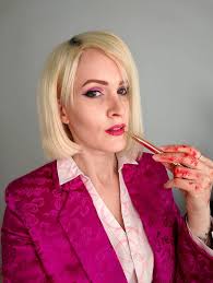 我搞定的女性版Pagan Min的cosplay 😎 所有的东西都是手工制作的。终于能cosplay我最喜欢的《孤岛惊魂》反派了，开心到爆❤ :