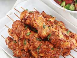 Vous pouvez les accompagner d'une sauce au vin rouge et de pommes de terre rissolées ou pour les amoureux de sucré salé, une sauce au miel et à l'orange fera des. Brochettes De Poulet Marinade Au Paprika Facile Et Delicieux Recette Par Cuisine Culinaire