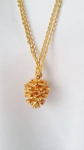 Pendentif Sur Double Chaine Longue Lanvin Vintage Figurant Une Pomme De Pin En Metal Dore Necklace Gold Gold Necklace