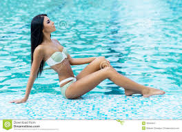 Entspannendes Nahes Der Schonen Frau Das Pool Stockbild Bild Von Nahes Frau 49948547