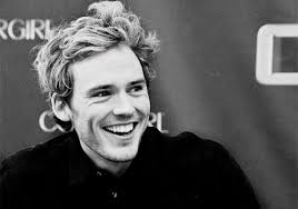 Guys With Crinkles By There Eyes When They Smile Sam Claflin Sam Claflin Finnick Celebrities