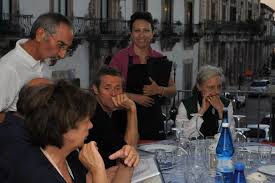 Finissons en musique avec un titre de franco battiato : Scicli Franco Battiato E Willem Dafoe A Cena Ospiti Di Osteria Tre Colli Novetv Com