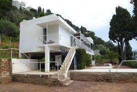 Su habitación principal, recreada a escala 1:1 con réplicas del mobiliario producidas con materiales originales. Villa E 1027 Eileen Gray Cap Martin Ton De Preter Flickr