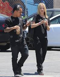 Mena Suvari And Her Pint Sized Tattoo Artist Boyfriend Coordinate In All Black Outfits To Meet A Friend Daily Mail Online