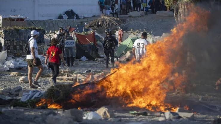Asaltan y queman el campamento de los migrantes de Ceuta