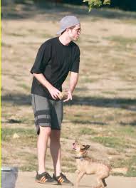Cute Man 3 Robert Pattinson Adorably Plays Fetch With Dog Source From Daily Mail And Just Jared Robert Pattinson Robert Pattinson Twilight Robert Douglas