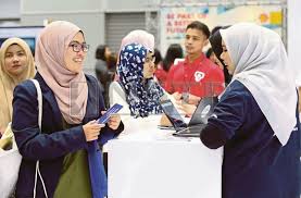 Kadar pengangguran di malaysia sehingga ogos lalu adalah tiga peratus, bersamaan dengan 411,400 orang. 125 986 Graduan Dibantu