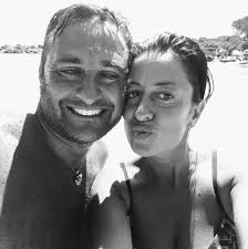 SANREMO 2025 Andrea Settembre si esibisce all'Ariston con "Vertebre". Ma il  suo non è un volto sconosciuto, dove lo abbiamo già visto:  https://fanpa.ge/2JB3C