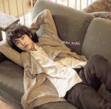 takeru s on instagram ソファでごろーん このお腹のぺたんこ具合 とっても好きです 甘い声でおいで って言われたい 佐藤健 takerusatoh さとうたける 爆イケ イケ散らかしてる かっこいいが モデルポーズ お腹 佐藤健