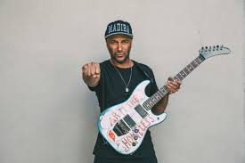 Contrary to popular belief, tom morello only uses whammy, wah wah, delay, tremolo, equalizer, flanger, phaser. Tom Morello Still Raging After All These Years