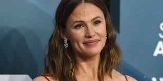 Why does jennifer garner have a fan following? Jennifer Garner Recreates Alias Pool Scene In New Instagram Video