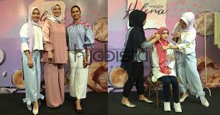 Description drama red velvet nantikan drama adaptasi novel red velvet karya acik lana yang akan ditayangkan menerusi slot megadrama di astro ria. Dapatkan Koleksi Helena Kalau Nak Stail Macam Neelofa Dalam Drama Red Velvet Memang Sweet Hijabista
