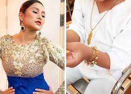 Barang kemas yang diperbuat daripada emas, dan terutamanya rantai pada setiap masa, popular dengan lelaki dan wanita. Tayang Anak Pakai Barang Kemas Di Tempat Awam Netizen Pesan Elly Mazlein Supaya Hati Hati Sebab Media Hiburan