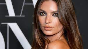 Is the philly phanatic cut out for the swimsuit issue? Emily Ratajkowski Nackt Mit Diesem Bild Verargert Sie Fans