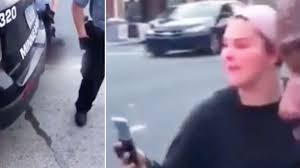 The initial police account of the death of a minneapolis man did not mention that an a memorial in minneapolis for george floyd, who died after being taken into custody by the police. George Floyd Neues Video Aufgetaucht Passanten Flehen Polizisten An Stern De