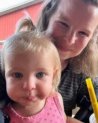 Ellyn Smith's Instagram, Twitter & Facebook