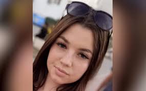 Dacă ai văzut-o pe copila din imagine, sună la 112! O fată de 12 ani din  Bragadiru a dispărut după ce a plecat de la școală, din București. Minora  nu a mai