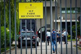 È in corso un'operazione di polizia giudiziaria avente ad oggetto l'esecuzione di misure cautelari emesse dal gip nei confronti di appartenenti al corpo di pol . leggi l'articolo completo: Violenze In Carcere A Santa Maria Capua Vetere Agenti In Servizio Smarriti E Disillusi Tgcom24