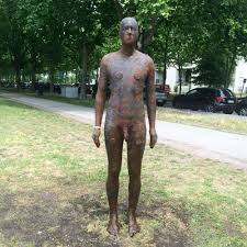 De surprise, hans renversa son encrier. Bordeaux Qui Sont Ces Hommes De Bronze Installes Dans La Ville