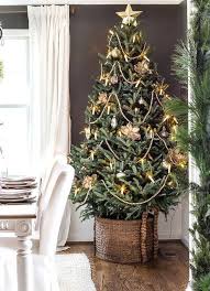 Kids will definitely love this one! 25 Glam And Shiny Gold Christmas Decor Ideas Shelterness