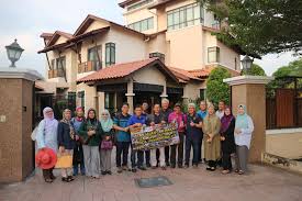 Orang yang menanggung (mengasuh) anak yatim miliknya atau milik orang lain, aku dan dia seperti dua jari ini di surga. Program Jjcm Pantai Timur Part I Di Kuantan Azie Kitchen