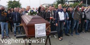 Lutto tra amici e parenti per la morte di davide feggi, 43 anni che aveva abitato in passato al quartiere san vittore per. Voghera 22 09 2016 Licenziamenti Cameron Quarto Giorno Di Mobilitazione Ancora Altissima La Tensione Oggi E Stato Il Giorno Del Funerale All Azienda Inscenato Dai Lavoratori In Sciopero Vogheranewspavia