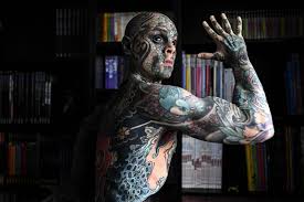 La monde est parfois mal fait. Insolite Cet Homme Est Tatoue Sur Tout Le Corps Meme Les Yeux Et La Langue