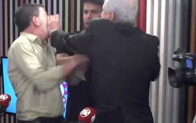 Quando se atinge um dos integrantes, se atinge a corte por inteiro, completou. Jovem Panos Desciclopedia