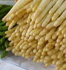 Spargel mit etwas salz, zucker und butter in einen bogen alufolie einpacken und bei 200°c im backofen zuerst 15 minuten, dann die hitze auf 150°c veringern und für 20 minuten fertig garen. Spargel Kochen Und Tipps Wie Man Spargel Perfekt Serviert